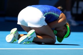 九游娱乐-阿扎伦卡回归赛场，逆转首场状态亮眼，独行侠观众沸腾！的简单介绍