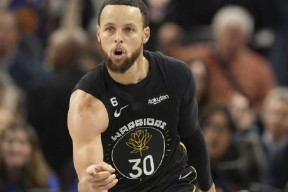 九游娱乐- 库里得分集锦 