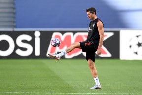 九游-莱万多夫斯基回归赛场，战术调整首场状态亮眼，DWG观众沸腾！的简单介绍